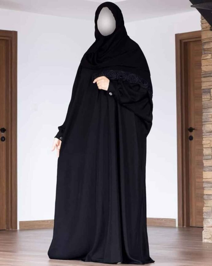 عباءة بالخمار واللون الاسود الغرابي